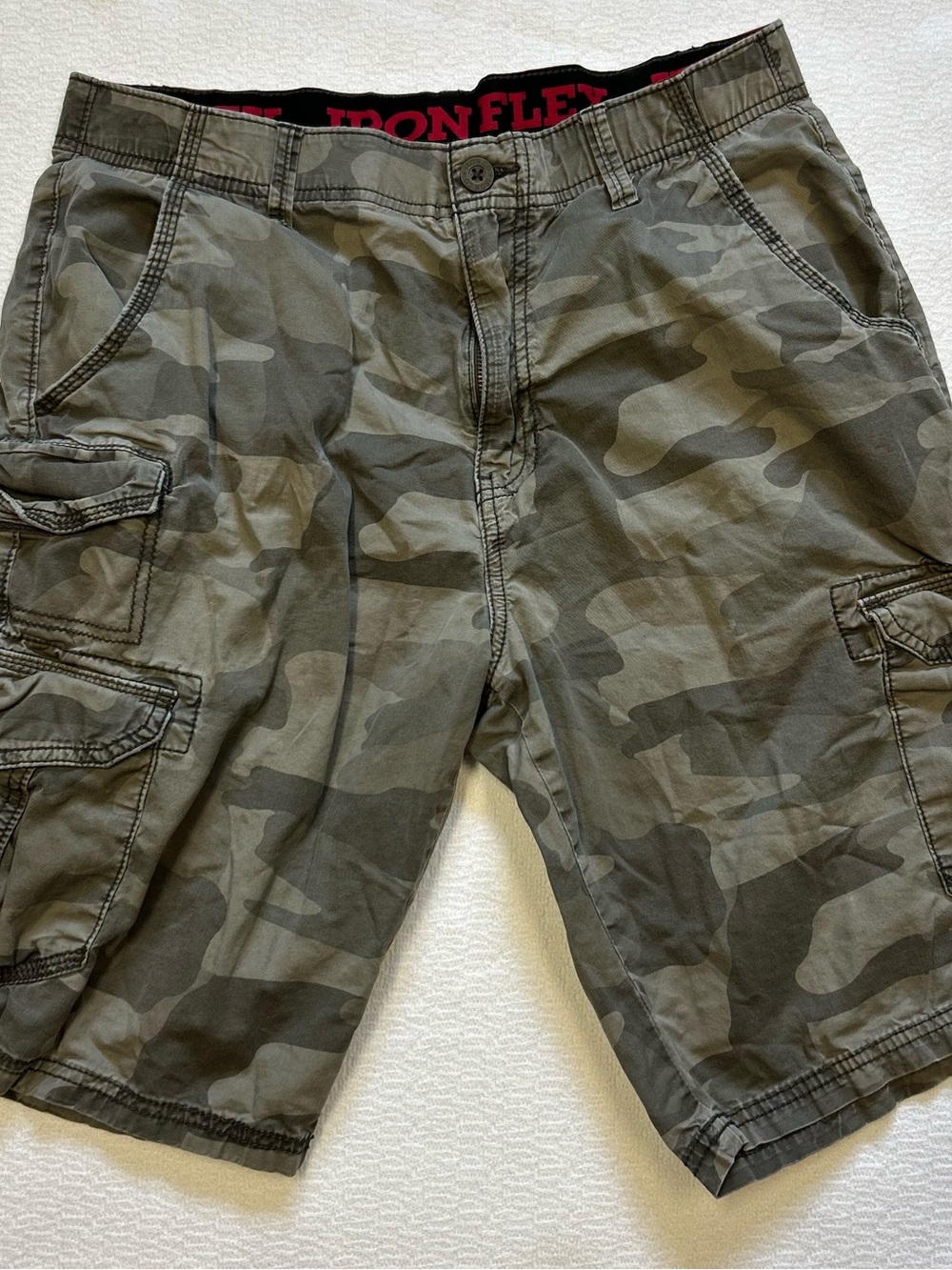 Iron Flex Men’s Size 32 Gray Green Camouflage Multi-Pocket Cargo Shorts